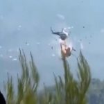 (MUNDO) DOS HELICÓPTEROS COLISIONAN DURANTE LABORES DE COMBATE DE INCENDIOS FORESTALES EN GRECIA (+VIDEO)