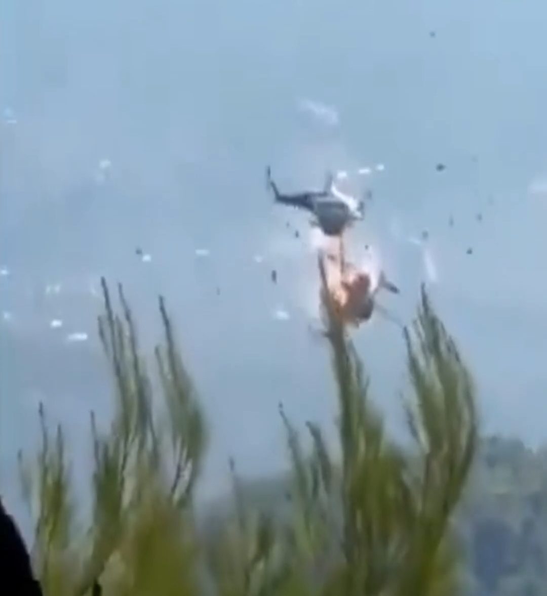 (MUNDO) DOS HELICÓPTEROS COLISIONAN DURANTE LABORES DE COMBATE DE INCENDIOS FORESTALES EN…