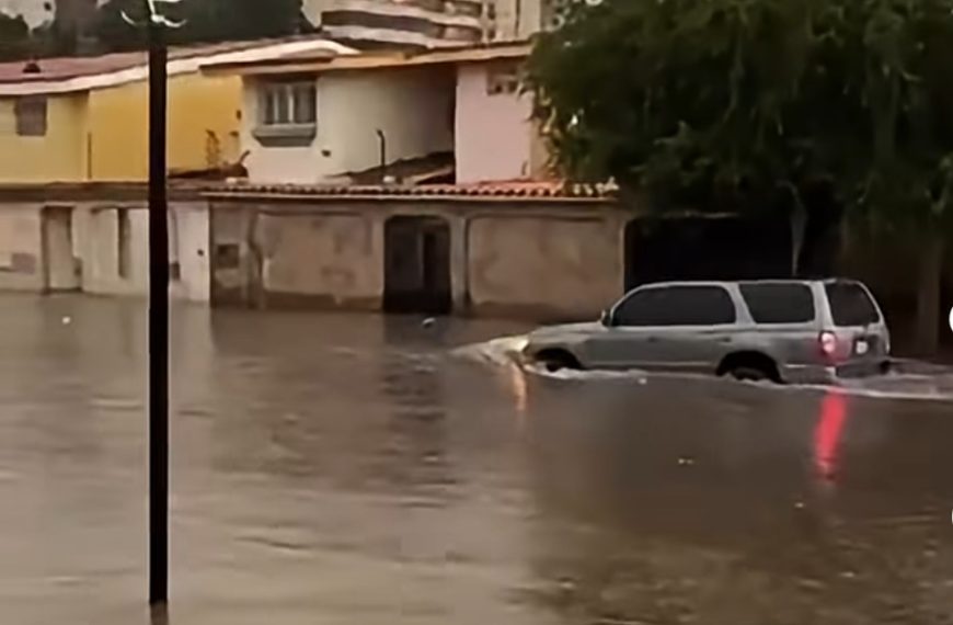 (VENEZUELA) FUERTES LLUVIAS INUNDARON VARIAS CALLES DE BARQUISIMETO (+VIDEOS)