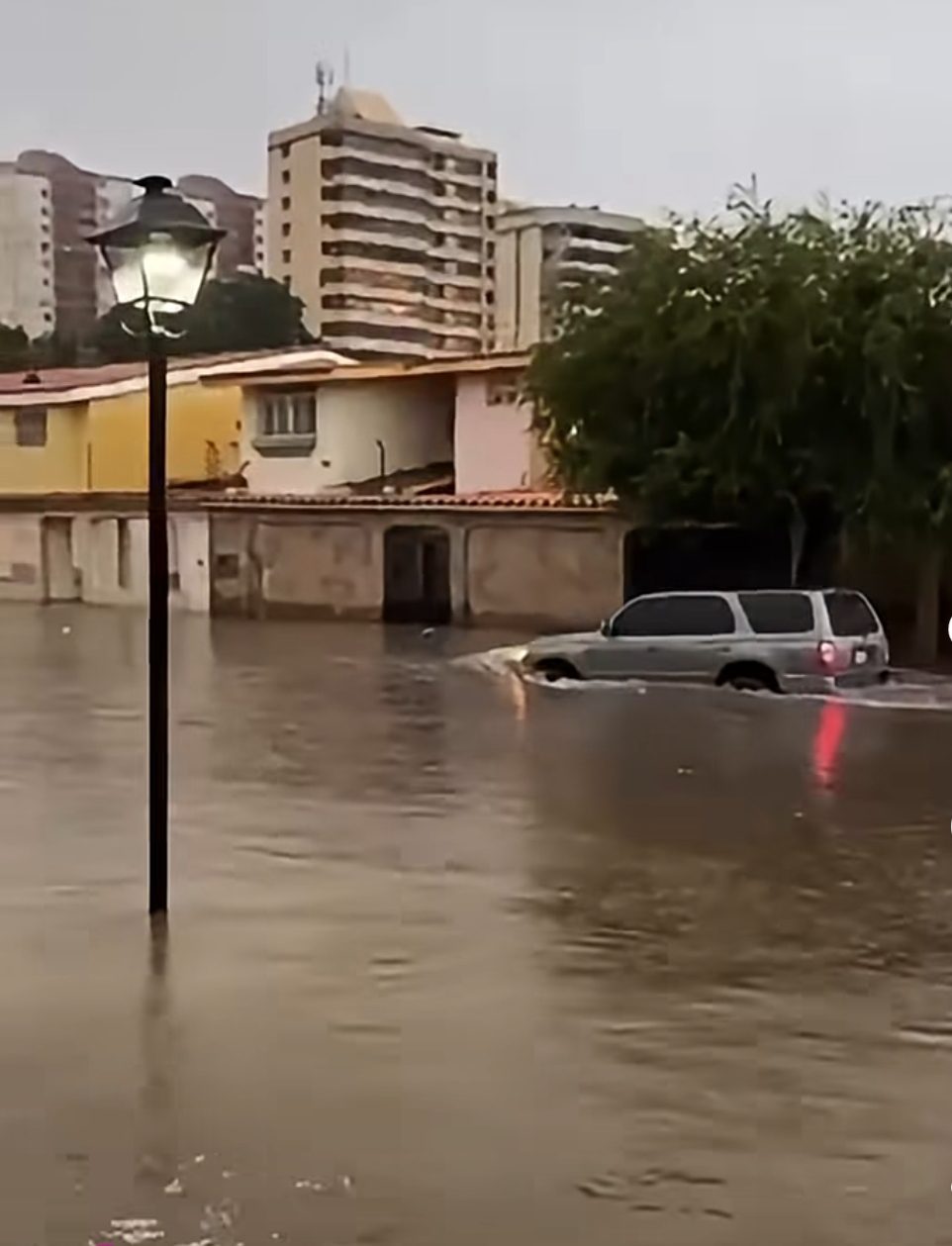 (VENEZUELA) FUERTES LLUVIAS INUNDARON VARIAS CALLES DE BARQUISIMETO (+VIDEOS)