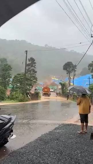 (INDIA) DESLIZAMIENTO ARRASA LADERA EN KERALA Y DEJA A COMUNIDAD EN EMERGENCIA