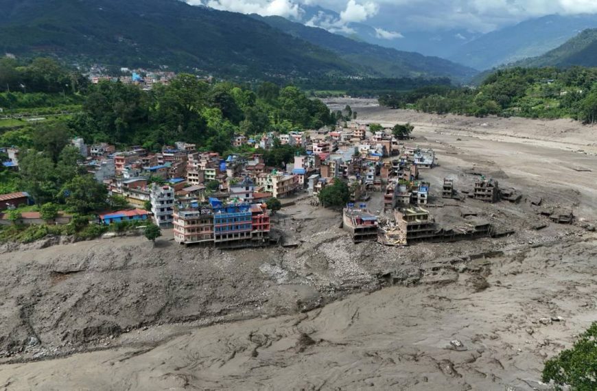 (MUNDO) REALIZAN RESCATES EXTREMOS EN LA FRONTERA ENTRE NEPAL Y CHINA (+VIDEO)