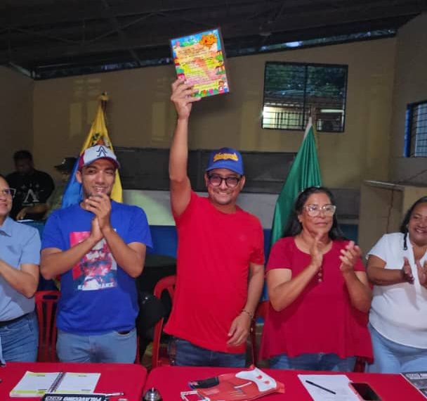 (VENEZUELA) ALCALDE DERBY GUÉDEZ ADJUDICA 84 TÍTULOS DE PROPIEDAD DE TIERRAS A FAMILIAS DE RANCHO GRANDE