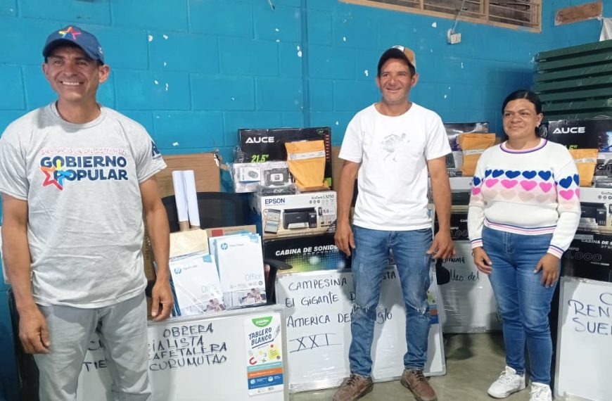 (VENEZUELA) GOBERNADOR REYES REYES ENTREGÓ DOTACIÓN A 13 SALAS DE AUTOGOBIERNO COMUNAL