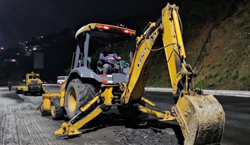 (VENEZUELA) DESPLIEGAN MAQUINARIA PESADA PARA ATENDER AFECTACIONES POR LLUVIAS