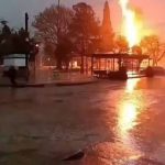(URUGUAY) RAYO DESTRUYE PALMERA EN LA PLAZA INDEPENDENCIA DE MELO (+VIDEO