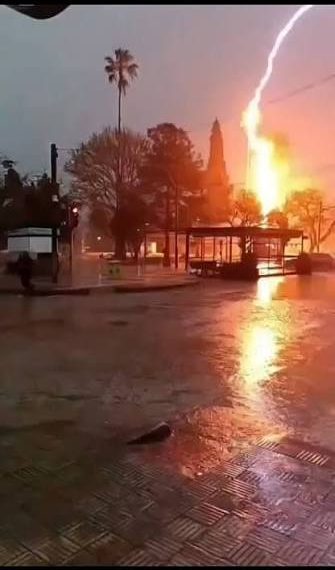 (URUGUAY) RAYO DESTRUYE PALMERA EN LA PLAZA INDEPENDENCIA DE MELO (+VIDEO