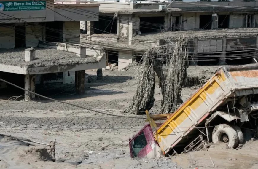 (MUNDO) 31 FALLECIDOS Y CIENTOS DE DESAPARECIDOS DEJA INUNDACIÓN ENTRE CHINA Y NEPAL(+VIDEO)