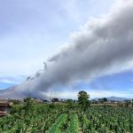 (INDONESIA) VOLCÁN ENTRA EN ERUPCIÓN Y EXPULSA POTENTE NUBE DE CENIZA NEGRA