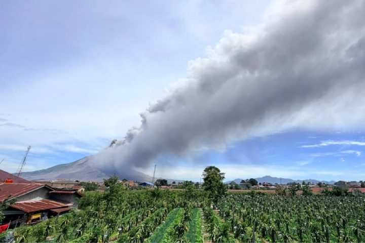 (INDONESIA) VOLCÁN ENTRA EN ERUPCIÓN Y EXPULSA POTENTE NUBE DE CENIZA NEGRA