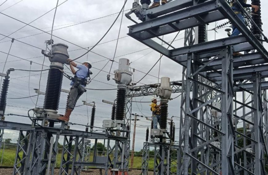 (VENEZUELA) CORPOELEC INSTALA BANCO DE REGULADORES EN EL SECTOR EL PORVENIR Y FORTALECE EL SISTEMA ELÉCTRICO EN EL MUNICIPIO URDANETA