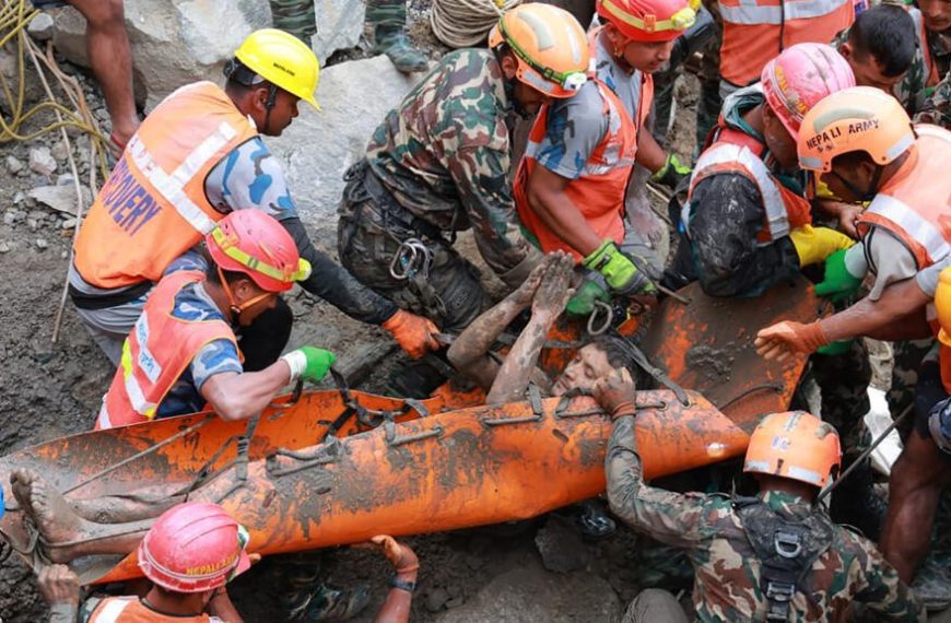 (NEPAL) CONTINÚA BÚSQUEDA DE VÍCTIMAS TRAS RIADA DEVASTADORA