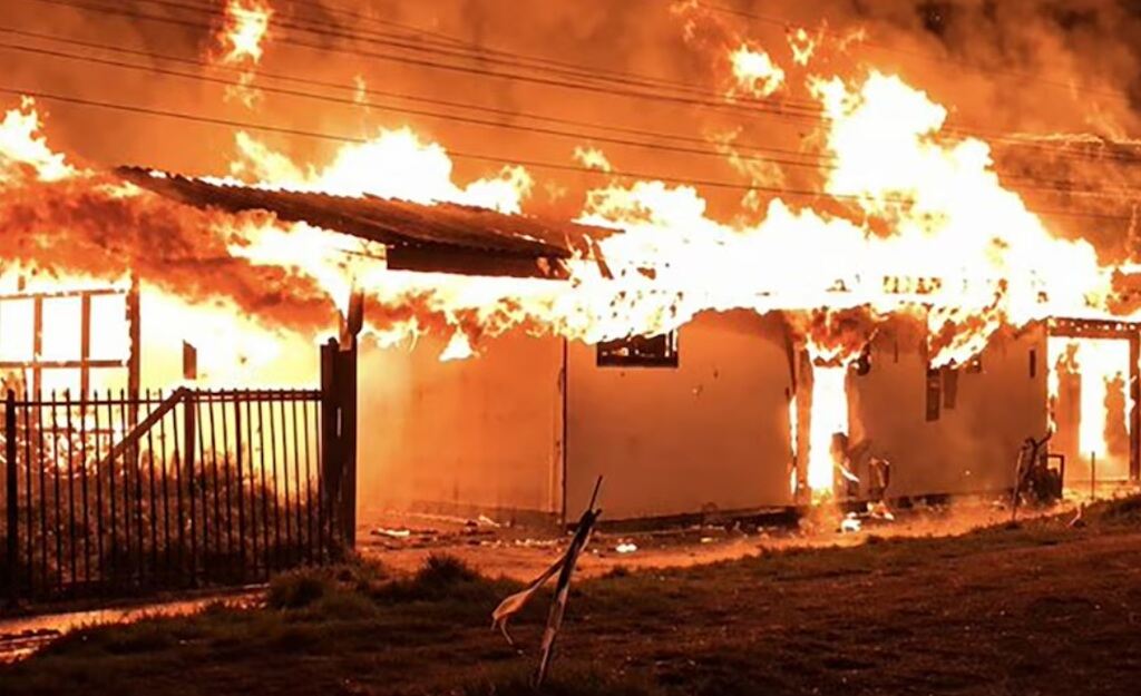 (CHILE) 16 FALLECIDOS DEJA INCENDIO EN RESIDENCIA DE ANCIANOS