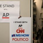 (EEUU) JUEZ FEDERAL ORDENA A LA ADMIMNISTRACIÓN TRUMP RESTABLECER ACCESO A LA CASA BLANCA DE CNN, MS NOW Y POLITICO