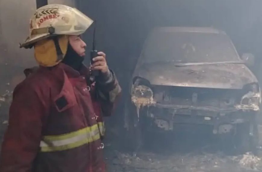 (VENEZUELA) 15 VEHÍCULOS FUERON AFECTADOS POR INCENDIO EN UN TALLER MECÁNICO DEL 23 DE ENERO