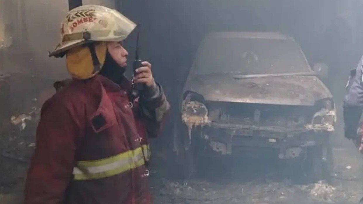 (VENEZUELA) 15 VEHÍCULOS FUERON AFECTADOS POR INCENDIO EN UN TALLER MECÁNICO DEL…