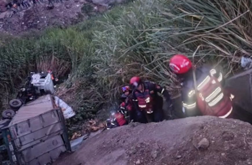 (VENEZUELA) CAMIÓN CAE AL VACÍO EN LA ARC CAUSANDO CONGESTIONAMIENTO VIAL