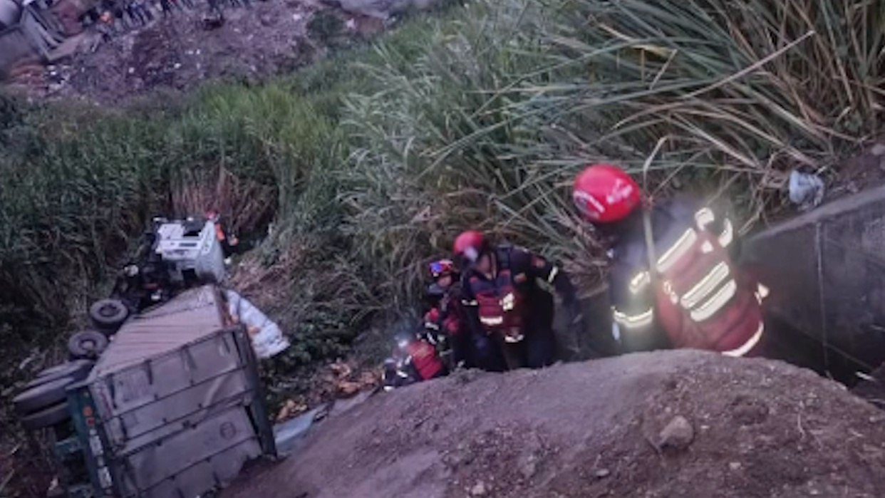 (VENEZUELA) CAMIÓN CAE AL VACÍO EN LA ARC CAUSANDO CONGESTIONAMIENTO VIAL