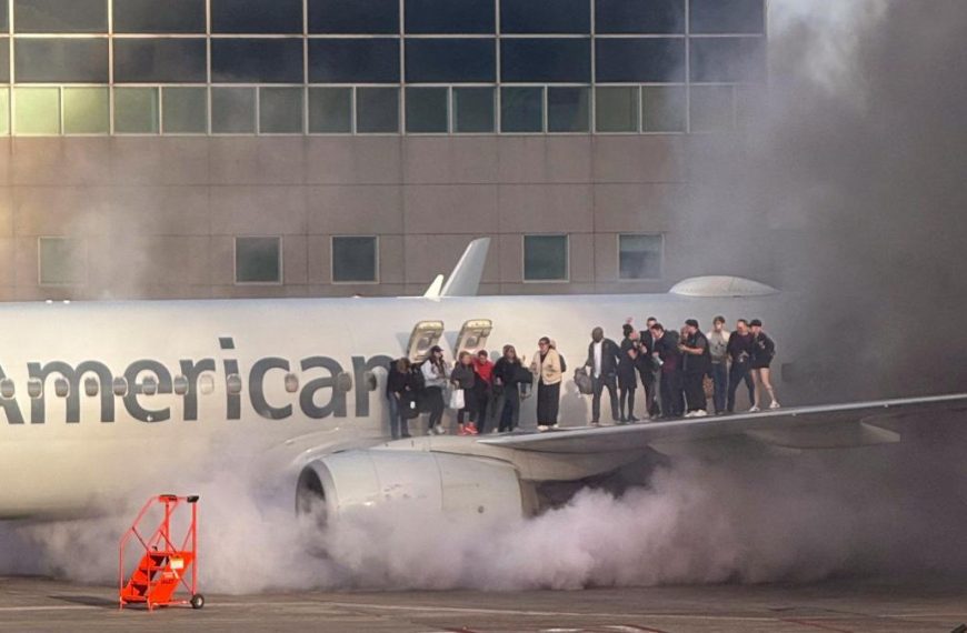(EEUU) EVACÚAN VUELO DE AMERICAN AIRLINES TRAS INCIDENTE DE INCENDIO A BORDO