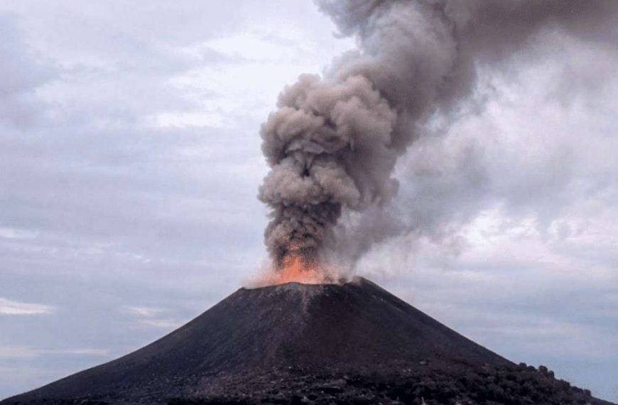 (INDONESIA) MILES DE TURISTAS QUEDAN VARADOS POR CIERRE DE AEROPUERTO POR ERUPCIÓN DEL VOLCÁN ANAK KRAKATOA