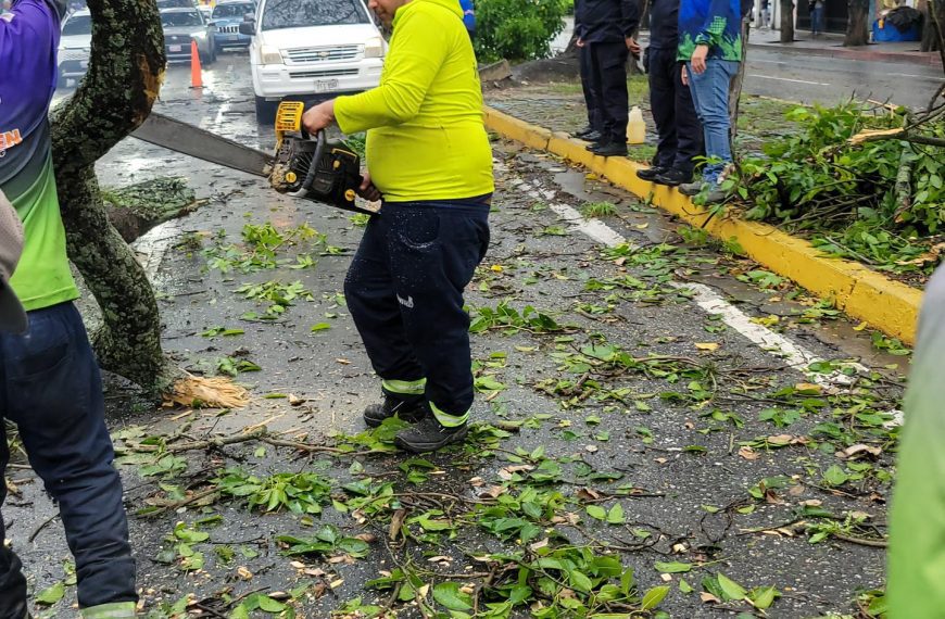 (VENEZUELA) EQUIPO MULTIDISCIPLINARIO DE LA ALCALDÍA DE IRIBARREN SE DESPLIEGA PARA ATENDER AFECTACIONES TRAS FUERTES PRECIPITACIONES EN LA CIUDAD