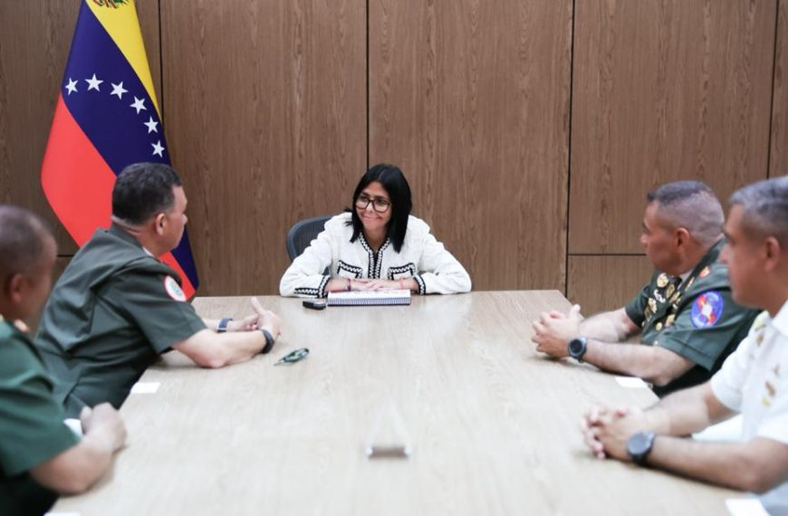 (VENEZUELA) PRESIDENTA DELCY RODRÍGUEZ SOSTUVO REUNIÓN CON ALTO MANDO MILITAR PARA AFINAR ESTRATEGIAS TRAS ACUERDO PETROLERO CON EEUU