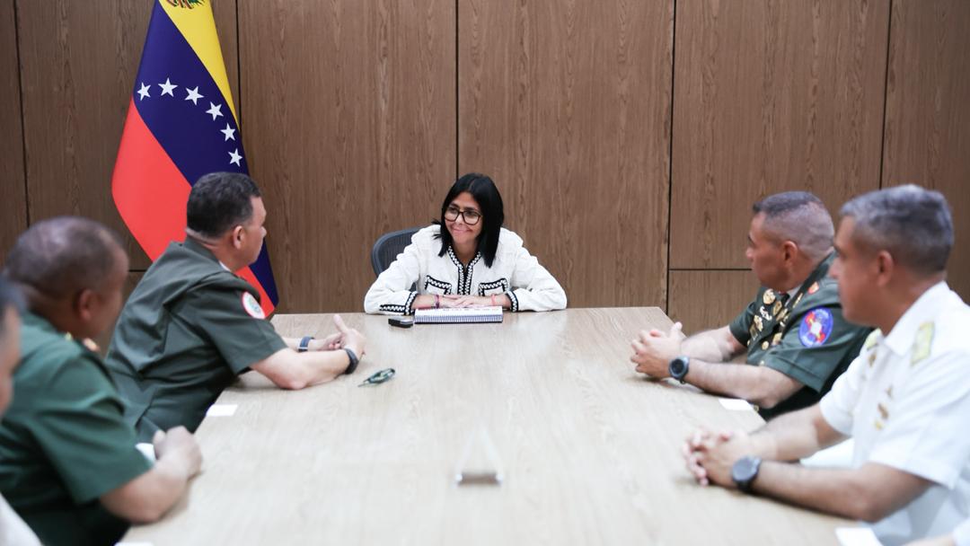 (VENEZUELA) PRESIDENTA DELCY RODRÍGUEZ SOSTUVO REUNIÓN CON ALTO MANDO MILITAR PARA AFINAR…