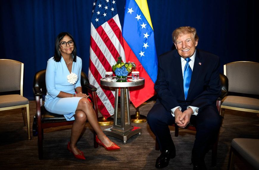 (EEUU) HISTÓRICA REUNIÓN ENTRE DONALD TRUMP Y DELCY RODRÍGUEZ PARA EL FORTALECIMIENTO DE LAS RELACIONES BILATERALES
