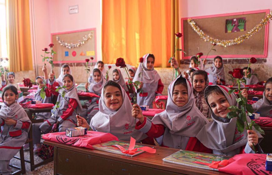 (IRÁN) IRANÍES DAN INICIO AL NUEVO AÑO ESCOLAR CON MÁS DE 16,5 MILLONES DE ESTUDIANTES EN LAS AULAS