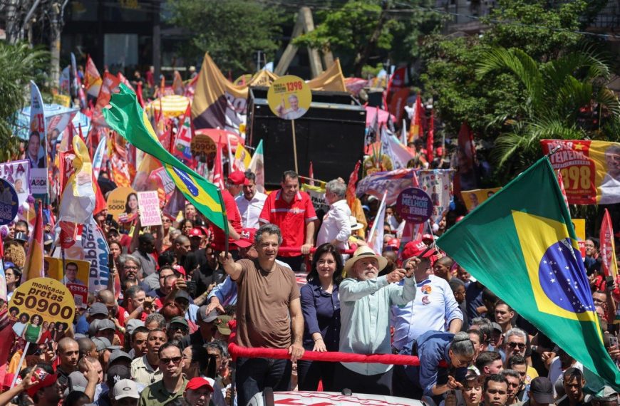 (BRASIL) PRESIDENTE LULA DA SILVA INTENSIFICA CAMPAÑA ELECTORAL A UNA SEMANA DE LOS COMICIOS