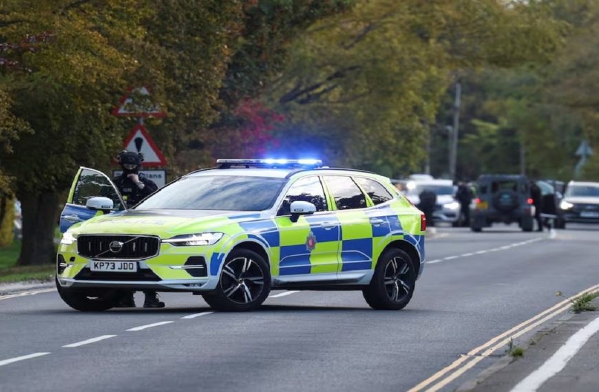 (MUNDO) CAPTURAN A 5 PERSONAS CUANDO COLOCABAN EXPLOSIVOS CERCA DE UNA BASE BRITÁNICA USADA POR EEUU