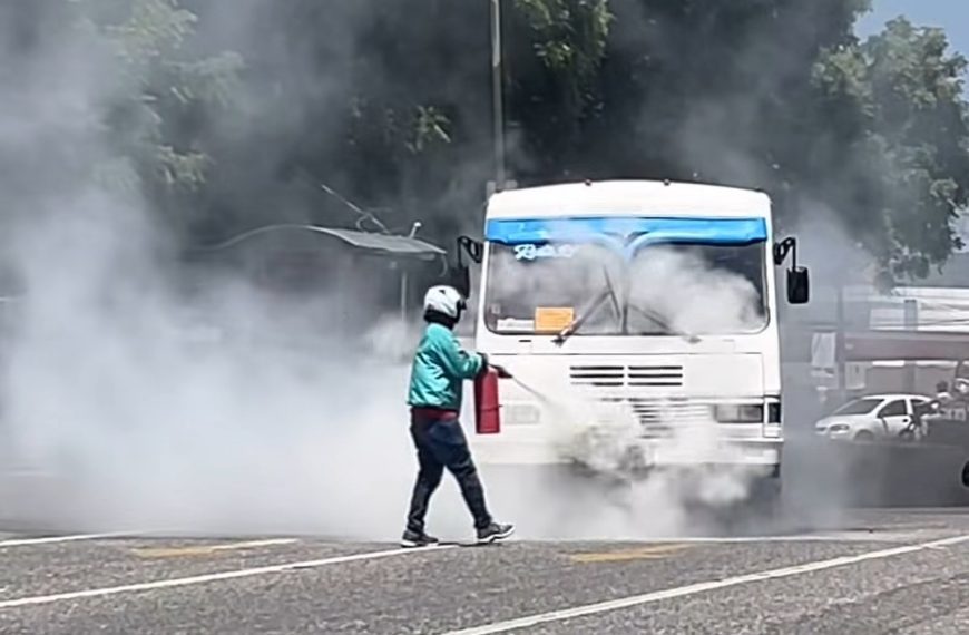 (VENEZUELA) BUSETA DE LA RUTA 21 SE INCENDIA EN LAS INMEDIACIONES DE LA UCLA (+VIDEO)