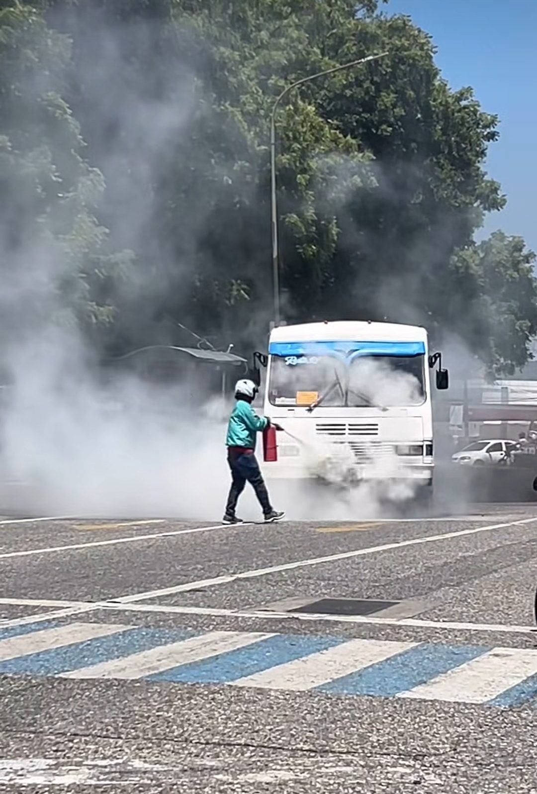 (VENEZUELA) BUSETA DE LA RUTA 21 SE INCENDIA EN LAS INMEDIACIONES DE…