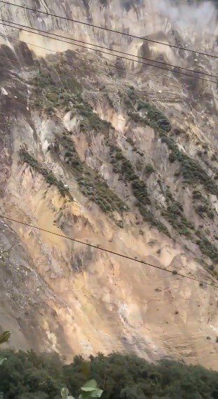 (NEPAL) 24 FALLECIDOS DEJA DESLIZAMIENTO MASIVO DE TIERRA QUE ARRASÓ CON PARTE&hellip;
