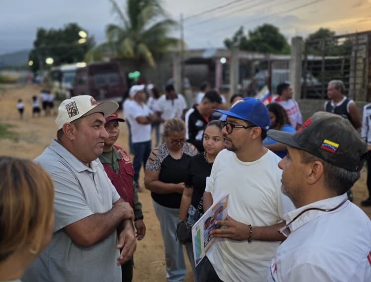 (VENEZUELA) 70 FAMILIAS DE PRADOS VERDES RECIBEN TÍTULOS DE PROPIEDAD EN PALAVECINO