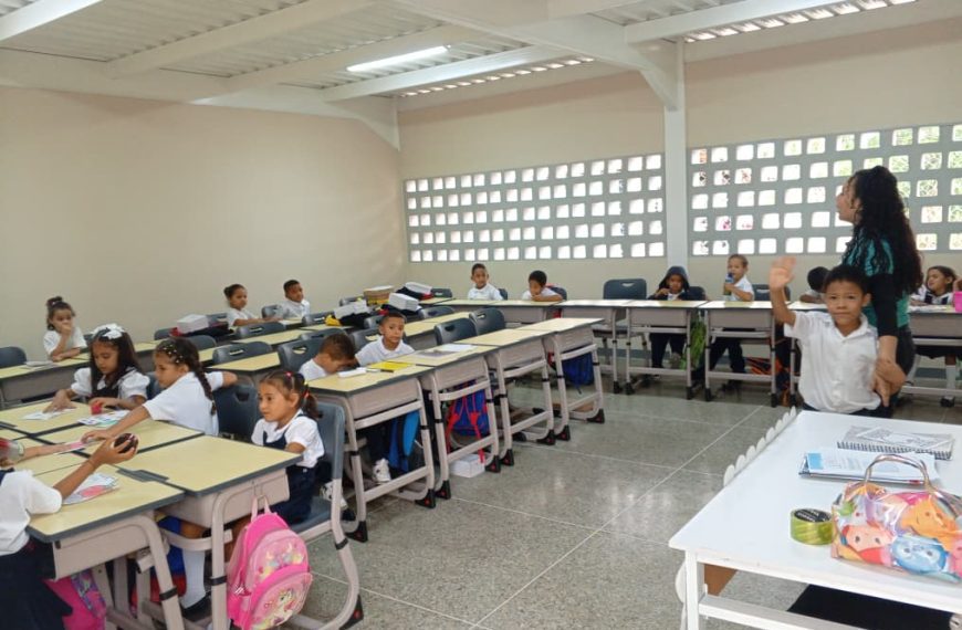 (MUNDO)  MINISTRO DE EDUCACIÓN VISITÓ LA UNIDAD  EDUCATIVA NACIONAL JOSÉ GUILLERMO RIVERO EN EL TOSTAO