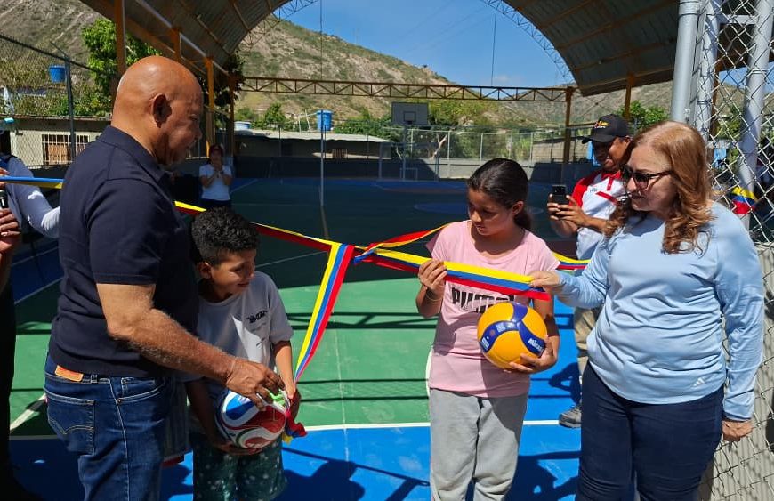 (VENEZUELA) GOBERNADOR REYES REYES ENTREGÓ REHABILITACIÓN DE CANCHA DEPORTIVA EN BRISAS DEL NORTE I PARA EL DISFRUTE DE LOS NIÑOS Y NIÑAS