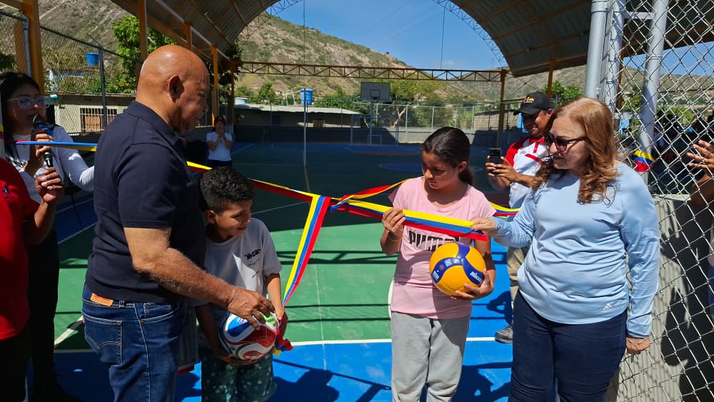 (VENEZUELA) GOBERNADOR REYES REYES ENTREGÓ REHABILITACIÓN DE CANCHA DEPORTIVA EN BRISAS DEL…