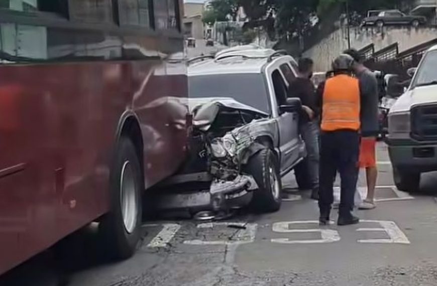 (VENEZUELA) 7 VEHÍCULOS INVOLUCRADOS EN COLISIÓN MÚLTIPLE EN EL LLANITO