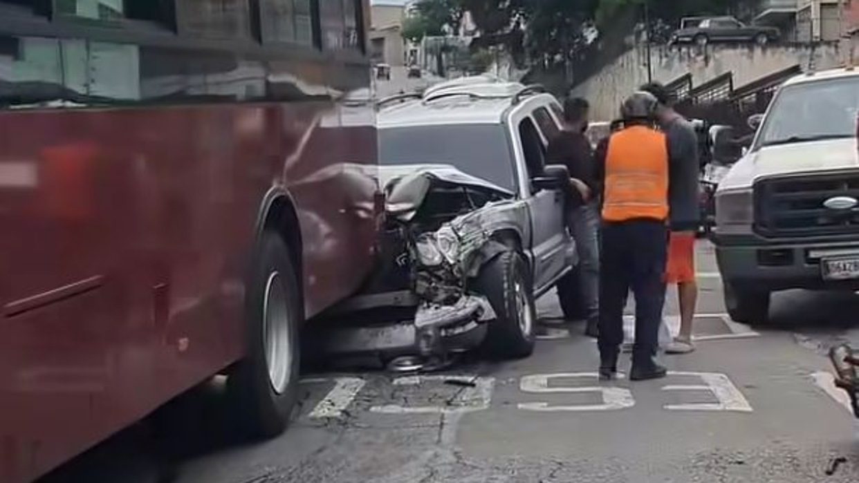(VENEZUELA) 7 VEHÍCULOS INVOLUCRADOS EN COLISIÓN MÚLTIPLE EN EL LLANITO