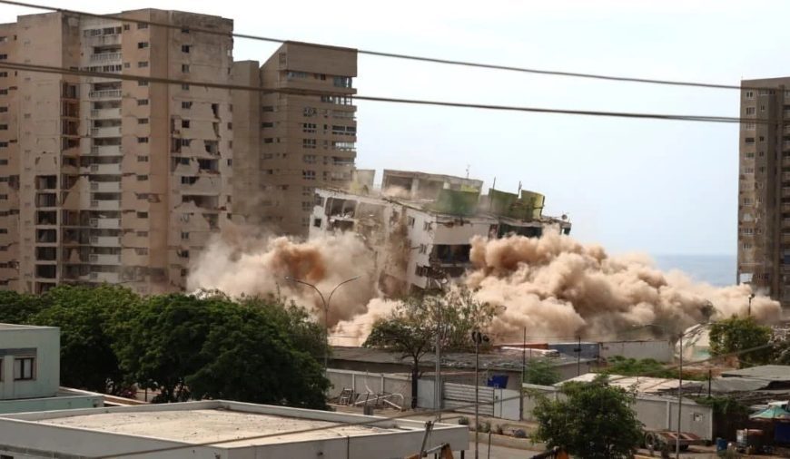 (VENEZUELA) MINISTRO DIOSDADO CABELLO ENCABEZÓ DEMOLICIÓN SIMULTÁNEA DE DOS TORRES EN LA GUAIRA