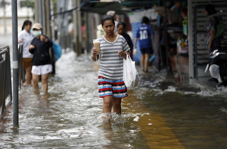 (TAILANDIA) INUNDACIONES HAN DEJADO 40 FALLECIDOS Y CIENTOS DE MILES DE AFECTADOS (+VIDEO)
