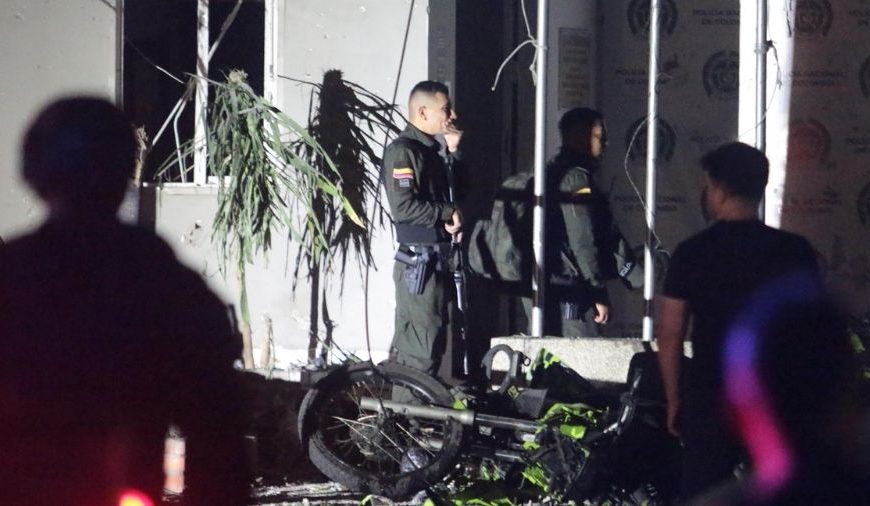(COLOMBIA) ATAQUE TERRORISTA CONTRA UNIDAD POLICIAL DEJA UN FALLECIDO Y ONCE HERIDOS