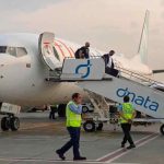 (MUNDO) ¡INSÓLITO! VIOLENTO ALTERCADO ENTRE TRIPULACIÓN DE UN VUELO CON DESTINO A ISRAEL DEJA PILOTO HERIDO