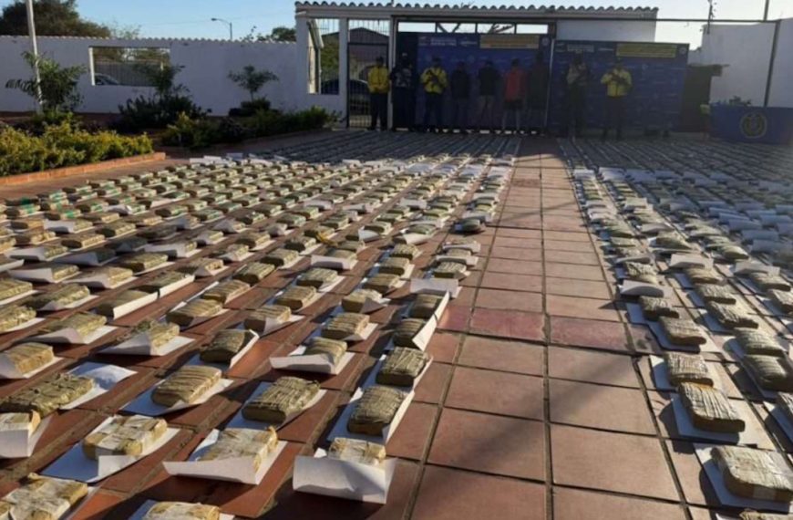 (MUNDO) CAPTURAN A 4 SUJETOS EN EL CARIBE CON MÁS DE 2900 KILOS DE DROGA