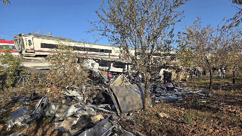 (ESPAÑA) CHOQUE DE TRENES DEJA AL MENOS 64 FALLECIDOS Y MÁS DE 179 HERIDOS (+VIDEOS)