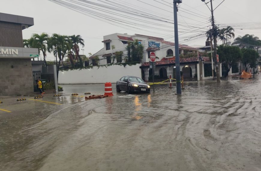 (ECUADOR) GUAYAQUIL ES AFECTADA TRAS 8 HORAS DE LLUVIAS