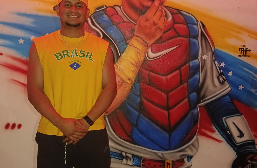 (VENEZUELA) GABRIEL MORENO CAMPEÓN BATE DE LA LIGA NACIONAL DE LA MLB LLEGA BARQUISIMETO Y ES RECIBIDO CON UN MURAL EN SU HONOR