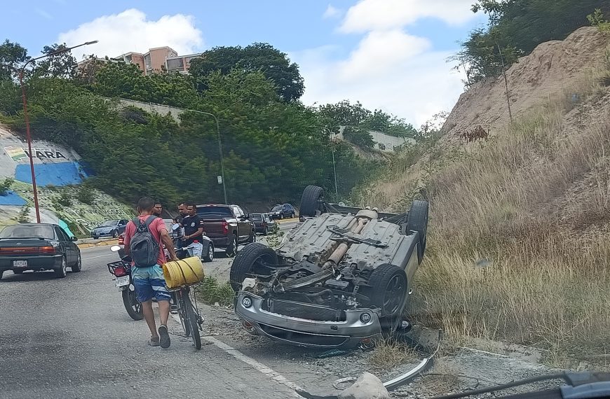 (VENEZUELA) CONGESTIONAMIENTO VIAL EN EL DISTRIBUIDOR JIRAHARA POR VEHÍCULO VOLCADO