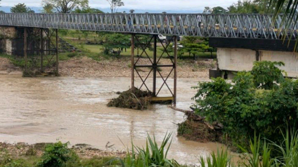 (VENEZUELA) BLOQUEAN PASO ENTRE TÁCHIRA Y APURE POR COLAPSO DEL PUENTE BURGUA…